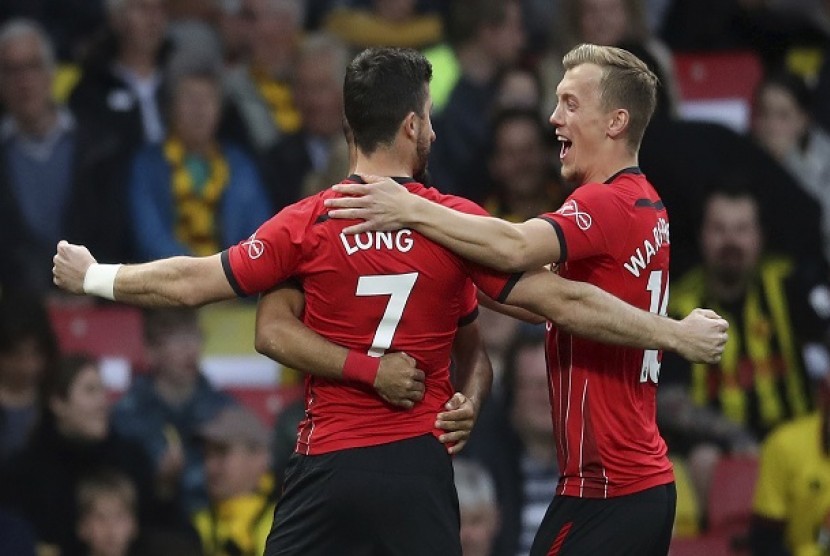Penyerang Southampton Shane Long merayakan gol ke gawang Watford