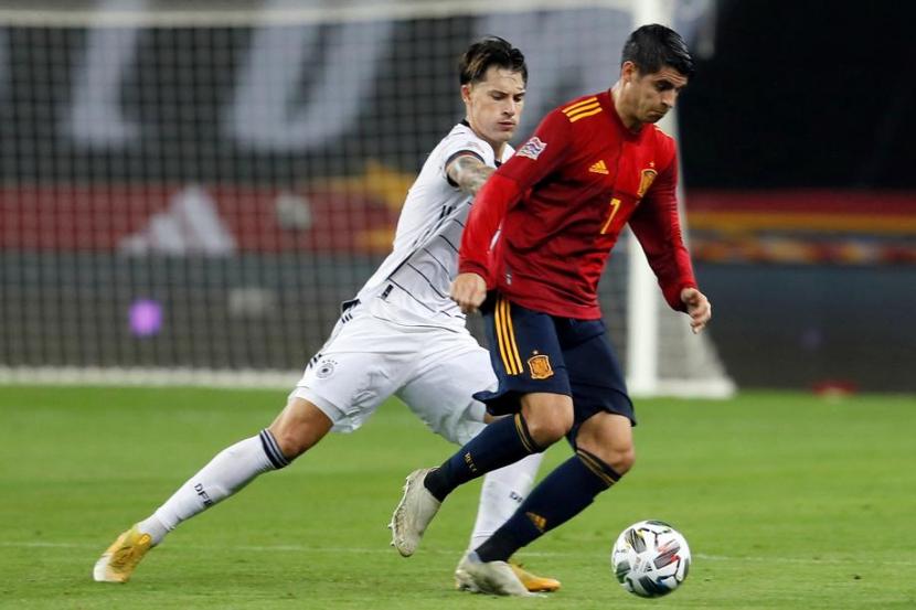 Penyerang Spanyol Alvaro Morata (kanan) beraksi saat menghadapi Jerman di UEFA Nations League. 
