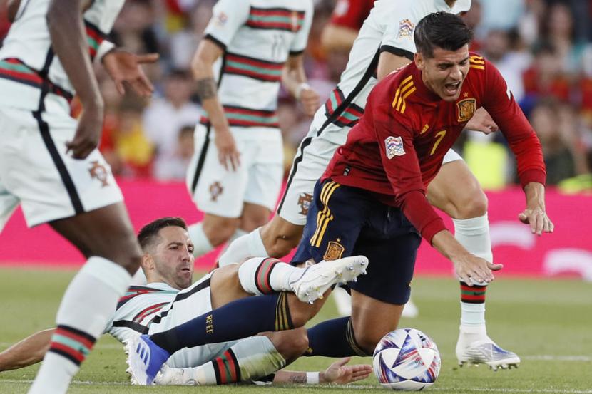 Penyerang Spanyol Alvaro Morata (kanan) dijegal gelandang Portugal Joao Moutinho dalam pertandingan UEFA Nations League.