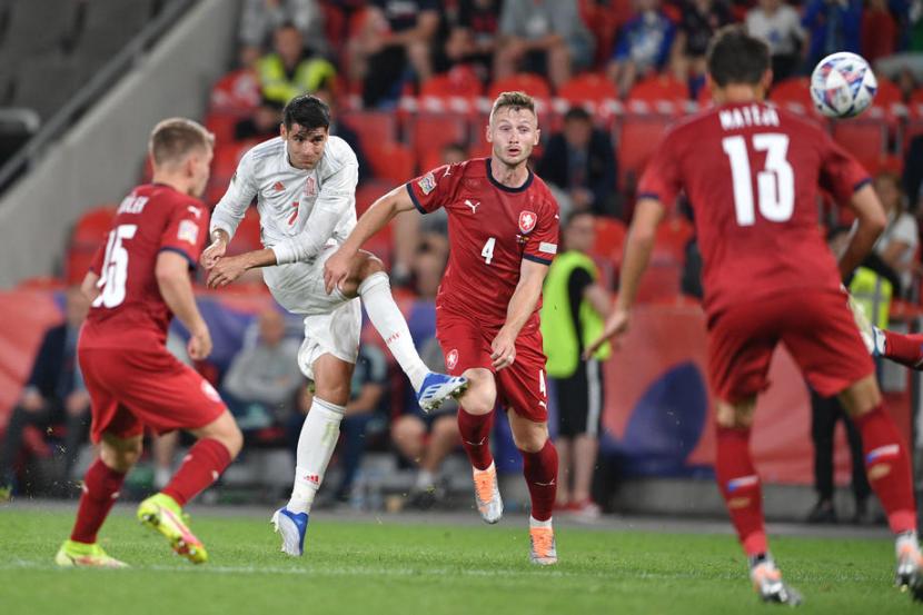 Penyerang Spanyol Alvaro Morata (kedua kiri) melepaskan tendangan saat menghadapi Republik Ceko dalam pertandingan Grup A2 UEFA Nations League, Senin (6/6/2022) dini hari WIB. Spanyol ditahan imbang Republik Ceko 2-2.