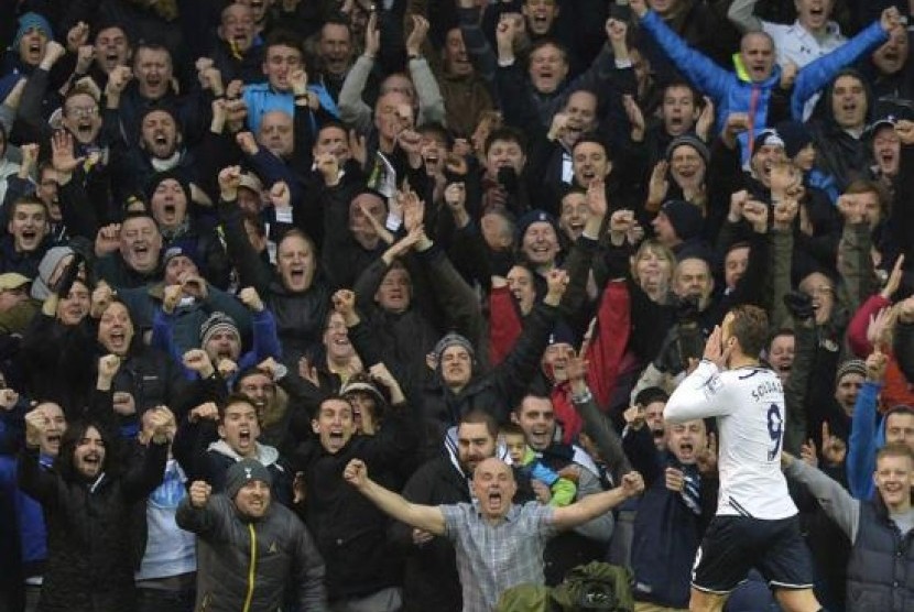 Penyerang Spurs, Roberto Soldado merayakan gol bersama suporter yang memenuhi White Hart Lane.