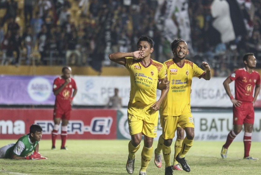 Penyerang Sriwijaya FC Rizky Dwi Ramadhana (kiri) melakukan selebrasi bersama rekan satu timnya seusai mencetak gol ke gawang PS Barito Putera saat pertandingan Liga 1 2018 di Stadion Gelora Sriwijaya Jakabaring (GSJ), Palembang, Sumatra Selatan, Senin (12/11).