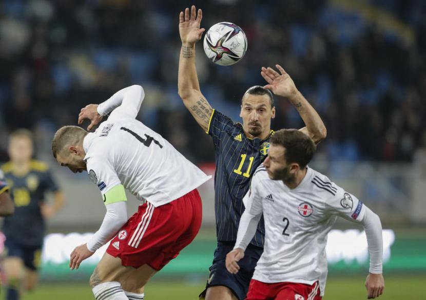Penyerang Swedia Zlatan Ibrahimovic (tengah) saat menghadapi Georgia pada laga Kualifikasi Piala Dunia 2022. Swedia kalah 0-2.