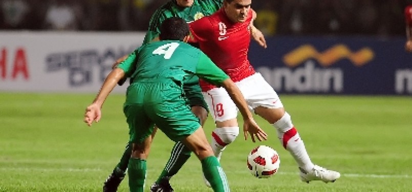 Penyerang Tim Nasional Indonesia Christian Gonzales, berusaha melewati hadangan penjaga gawang Turkmenistan dalam laga leg kedua Pra Kualifikasi Piala Dunia 2014 di Stadion Gelora Bung Karno, Senayan, Jakarta, Kamis (28/7).