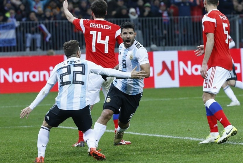 Penyerang timnas Argentina, Sergio Aguero (kedua kanan) merayakan golnya ke gawang Rusia dalam laga persahabatan di Stadion Luzhniki, Moskow, Sabtu (11/11).