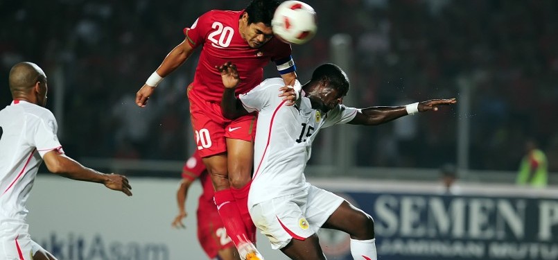 Penyerang Timnas Indonesia, Bambang Pamungkas, melakukan sundulan melewati hadangan pemain Bahrain, pada laga kedua putaran III kualifikasi Piala Dunia 2014 Zona Asia. (Republika/Edwin Dwi Putranto)