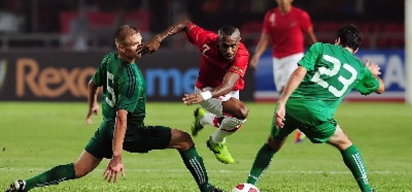 Penyerang timnas Indonesia, Boaz Salossa, melewati hadangan dua pemain Turkmenistan saat laga leg kedua Pra Kualifikasi Piala Dunia 2014 di Stadion Gelora Bung Karno, Senayan, Jakarta.