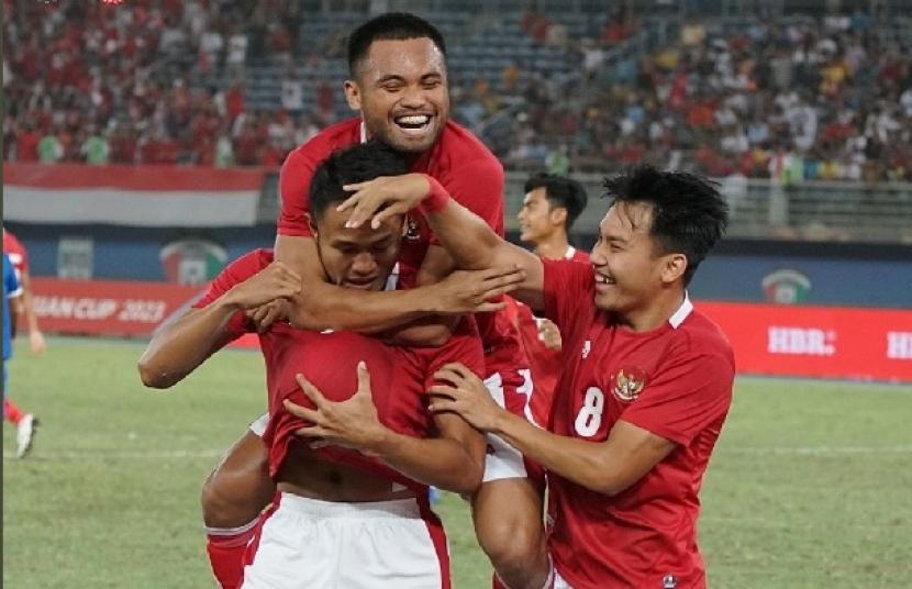 Penyerang timnas Indonesia Dimas Drajad berselebrasi selepas menjebol gawang Nepal dalam pertandingan Grup A Kualifikasi Piala Asia 2023 di Jaber Al-Ahmad International Stadium, Ardiya, Rabu (15/6/2022) dini hari WIB..