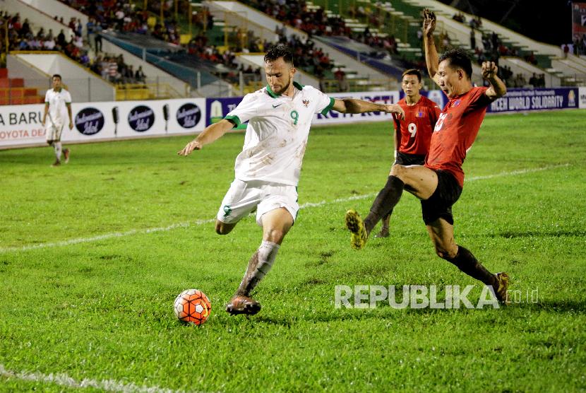 Penyerang timnas Indonesia, Ilija Spasojevic (kiri) beraksi saat menghadapi Mongolia pada turnamen Aceh World Solidarity Cup (AWSC) 2017.