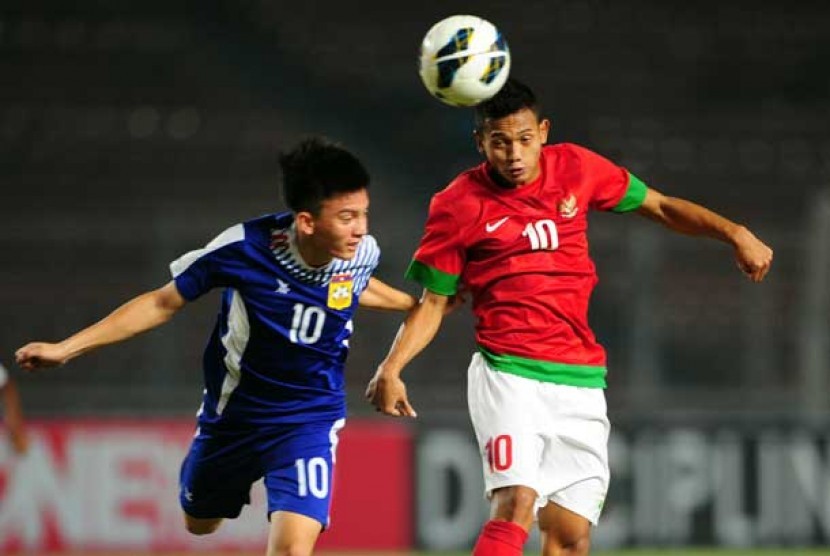 Penyerang timnas Indonesia Muchlis Hadi (kanan) melakukan sundulan saat laga kualifikasi Piala AFC U19 di Stadion Gelora Bung Karno, Jakarta, Selasa (8/10) malam. 