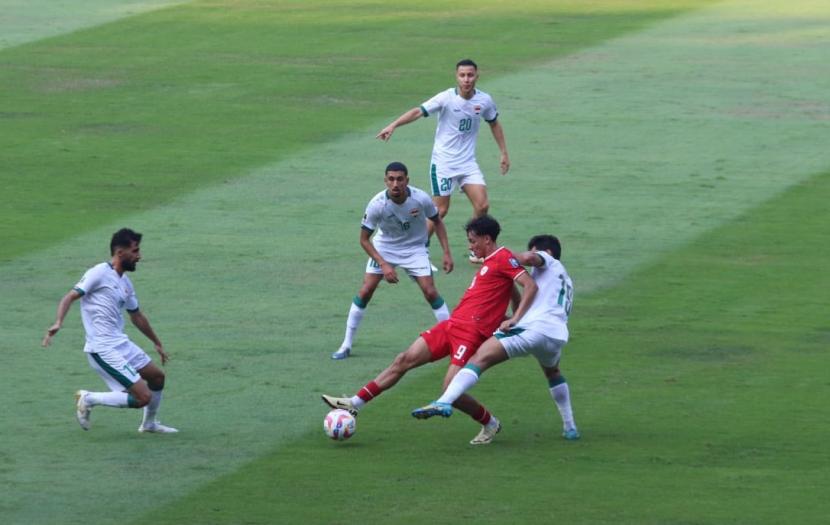 Penyerang timnas Indonesia Rafael Struick (merah) dikepung pemain Irak dalam pertandingan Kualifikasi Piala Dunia 2026 Zona Asia di Stadion Utama Gelora Bung Karno, Senayan, Jakarta, Kamis (6/6/2024).