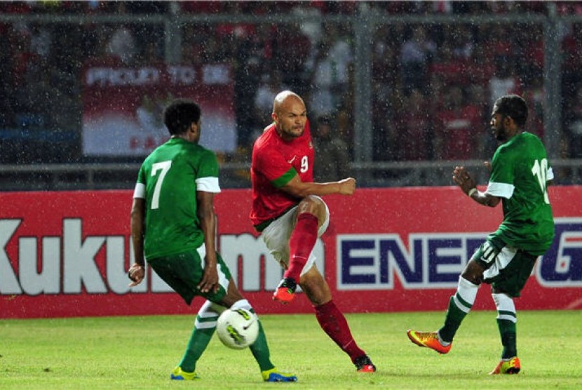 Penyerang timnas Indonesia, Sergio Van Dijk (merah), melepaskan tembakan saat laga kualifikasi Piala Asia 2015 melawan Arab Saudi di Stadion Gelora Bung Karno, Jakarta, Sabtu (23/3) malam. 