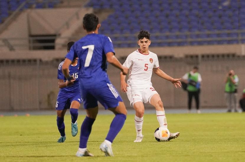 Penyerang timnas Indonesia U-17 Mathew Baker (nomor 5) saat melawan Kuwait U-17.