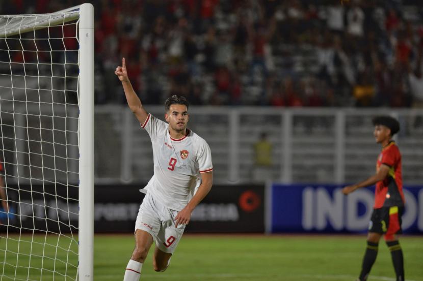 Penyerang timnas Indonesia U-20 Jens Raven melakukan selebrasi usai mencetak gol ke gawang Timor Leste U-20 pada laga Grup F Kualifikasi Piala Asia U-20 2025 di Stadion Madya, Senayan, Jakarta , Jumat (27/9/2024).