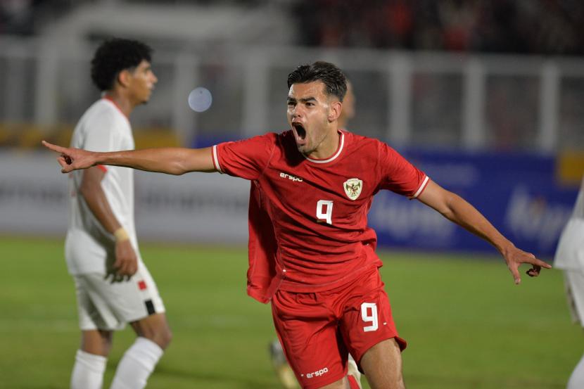 Penyerang timnas Indonesia U-20 Jens Raven merayakan gol ke gawang Yaman U-20 dalam laga terakhir Grup F Kualifikasi Piala Asia U-20 2025 di Jakarta, Ahad (29/9/2024) malam.