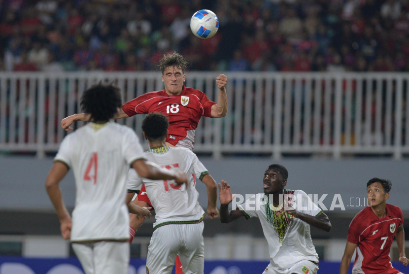 Penyerang timnas Indonesia U-22 Mauro Zijlstra (tengah) menanduk bola saat melawan Mali pada laga FIFA Match Day di Stadion Pakansari, Bogor, Sabtu (15/11/2025) malam.