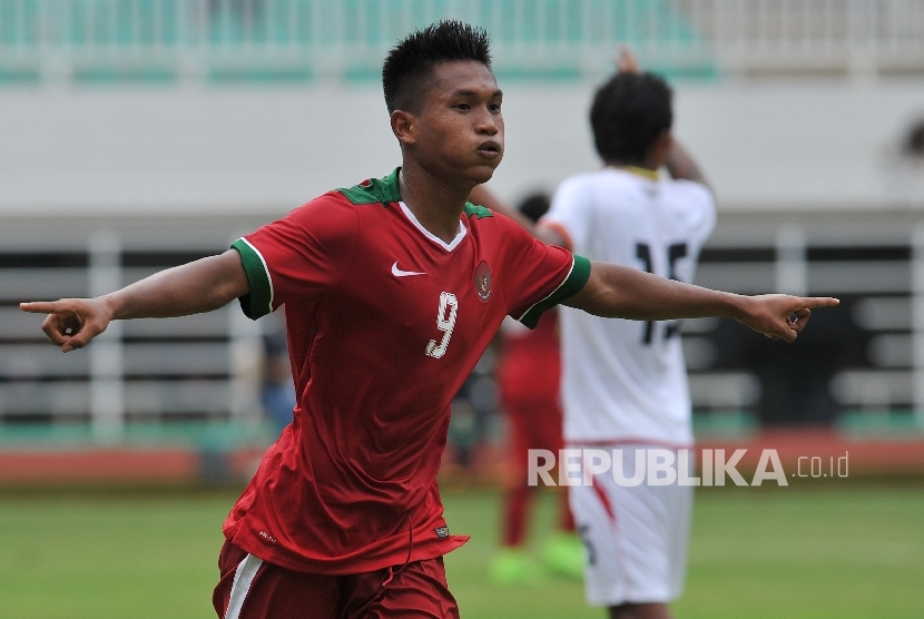 Penyerang timnas Indonesia U-22 Nur Hardianto melakukan selebrasi usai menjebol gawang Myanmar dalam laga persahabatan di Stadion Pakansari, Cibinong, Bogor, Selasa (21/3).