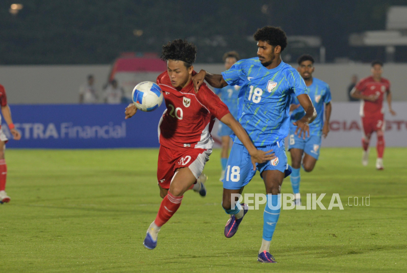 Penyerang timnas Indonesia U-23 Hokky Caraka (kiri) dijaga pemain India U-23 dalam laga persahabatan di Stadion Madya, Senayan, Jakarta, Jumat (10/10/2025) malam.