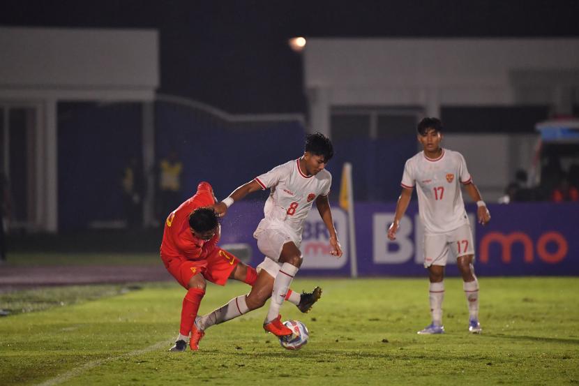 Penyerang timnas Indonesua U-20 Arkhan Kakak (tengah) membawa bola diadang salah satu pemain China U-20 dalam laga persahabatan di Stadion Madya, Senayan, Senin (25/3/2024) malam.