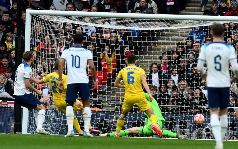Penyerang timnas Inggris Harry Kane menjebol gawang Ukraina dalam pertandingan kualifikasi Euro 2024 di Stadion Wembley, London, Inggris, Ahad (26/3/2023).