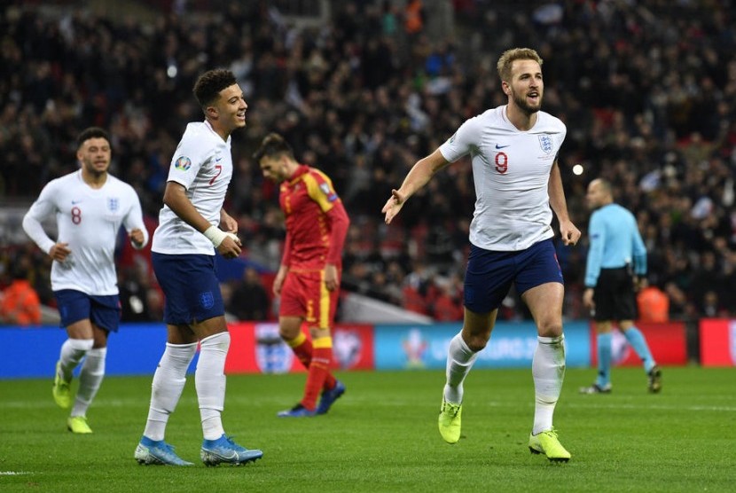 Penyerang timnas Inggris Harry Kane merayakan gol ketiganya ke gawang Montenegro.
