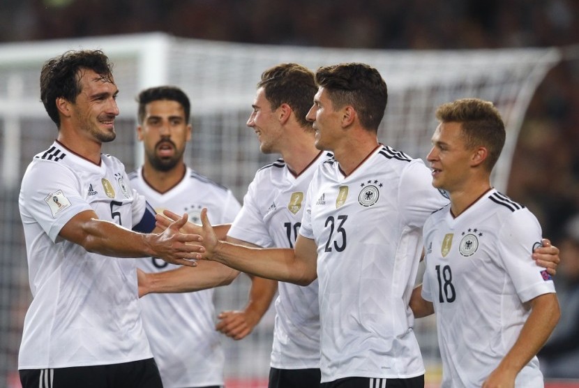 Penyerang timnas Jerman Mario Gomez (kedua kanan) merayakan golnya ke gawang Norwegia dalam laga kualifikasi Piala Dunia 2018. Jerman menang telak 6-0.