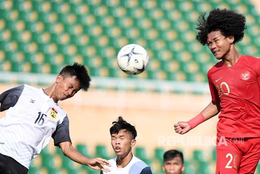 Penyerang Timnas U-18 Indonesia Bagus Kahfi (kanan) berebut bola di udara dengan pemain Laos Channichone (kiri) saat bertanding pada penyisihan Grup A Piala AFF U-18 2019 di Stadion Thong Nhat, Ho Chi Minh, Vietnam, Senin (12/8)