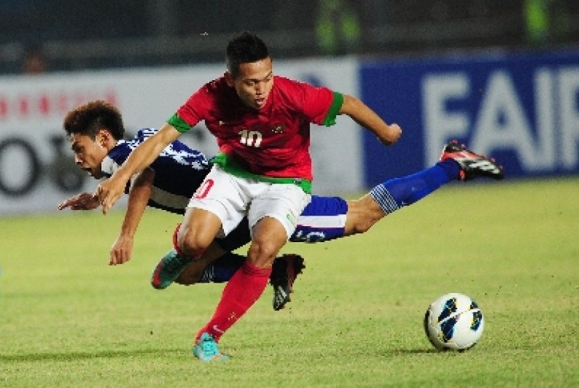 Penyerang timnas U-19 Indonesia, Muchlis Hadi, berebut bola saat laga grup G kualifikasi Piala Asia (AFC) U-19 melawan Laos.