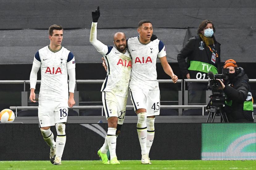 Penyerang Tottenham Hotspur Carlos Vinicius (kanan) merayakan golnya ke gawang Royal Antwerp bersama rekan kompatriotnya asal Brasil Lucas Moura dalam pertandingan terakhir Grup J Liga Europa. Tottenham menang 2-0.