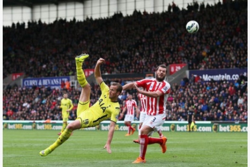 Penyerang Tottenham Hotspur Harry Kane 9kuning) berusaha melepaskan tendangan akrobatikke gawang Stoke City.