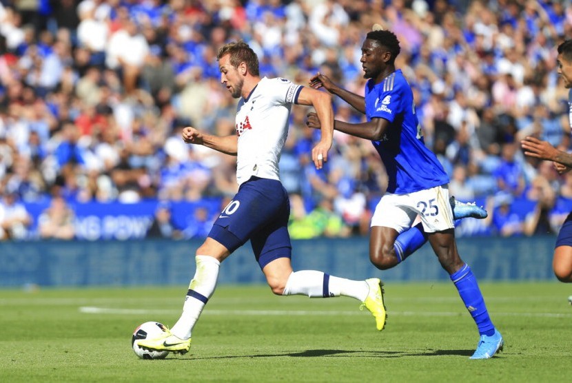 Penyerang Tottenham Hotspur Harry Kane dijaga pemain Leicester City Wilfred Ndidi