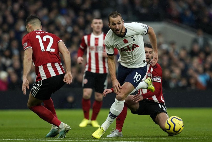 Penyerang Tottenham Hotspur Harry Kane (kanan) berjuang menguasai bola saat melawan Sheffield United.