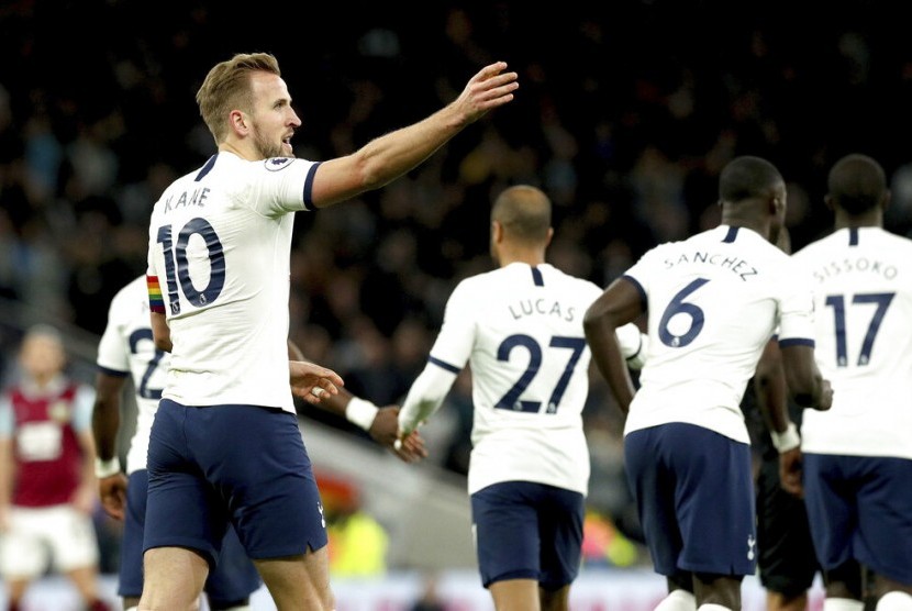 Penyerang Tottenham Hotspur Harry Kane (kiri) merayakan gol keduanya ke gawang Burnley dalam pertandingan Liga Inggris. Tottenham mengalahkan Burnley 5-0.