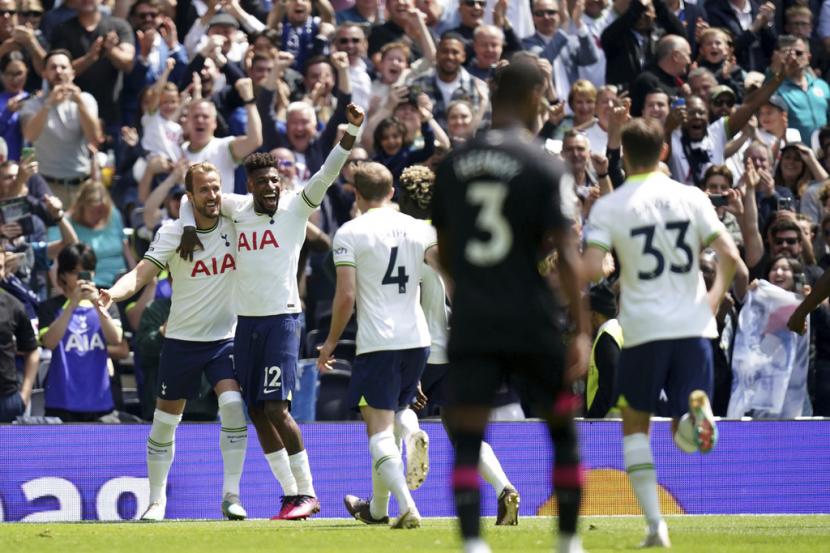 Penyerang Tottenham Hotspur Harry Kane (kiri) merayakan golnya ke gawang Brentford di LIga Primer Inggris.
