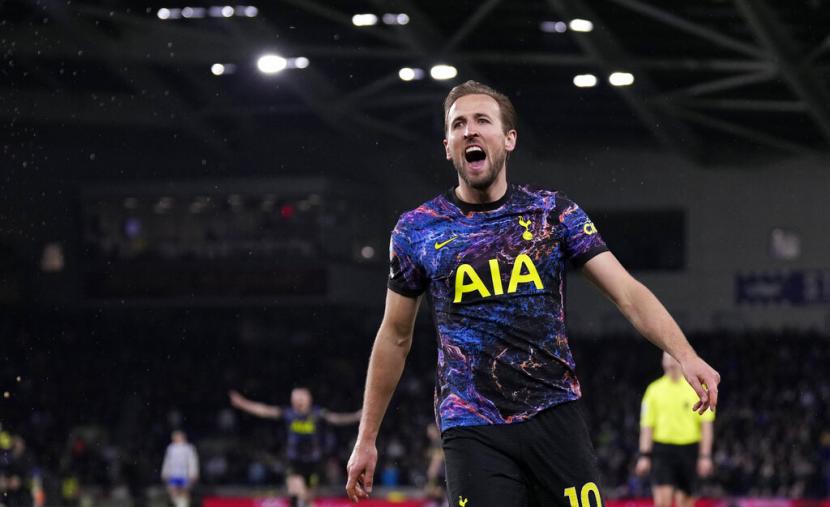 Penyerang Tottenham Hotspur Harry Kane merayakan gol ke gawang Brighton and Hove Albion.