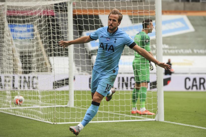 Penyerang Tottenham Hotspur Harry Kane merayakan golnya ke gawang Newcastle United. Kane mencetak dua gol saat Tottenham menaklukkan Newcastle 3-1 dalam lanjutan Liga Primer Inggris.