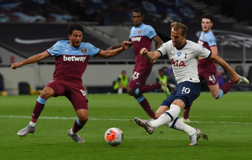 Penyerang Tottenham Hotspur Harry Kane (tengah) menyumbang gol saat timnya mengalahkan West Ham United 2-0 dalam laga pekan ke-31 Liga Primer Inggris, Rabu (24/6) dini hari WIB.