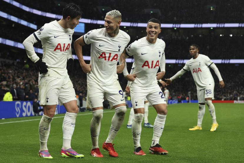 Penyerang Tottenham Hotspur Richarlison (kedua kiri) merayakan golnya ke gawang Bournemouth dalam lanjutan Liga Primer Inggris bersama rekan-rekannya. Tottenham mengalahkan Bournemouth 3-1 pada Ahad (31/12/2023).