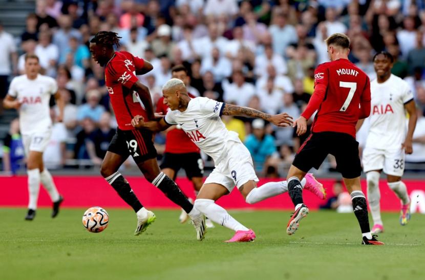 Penyerang Tottenham Hotspur Richarlison (tengah) berjibaku melawan pemain Manchester United di LIga Primer Inggris.