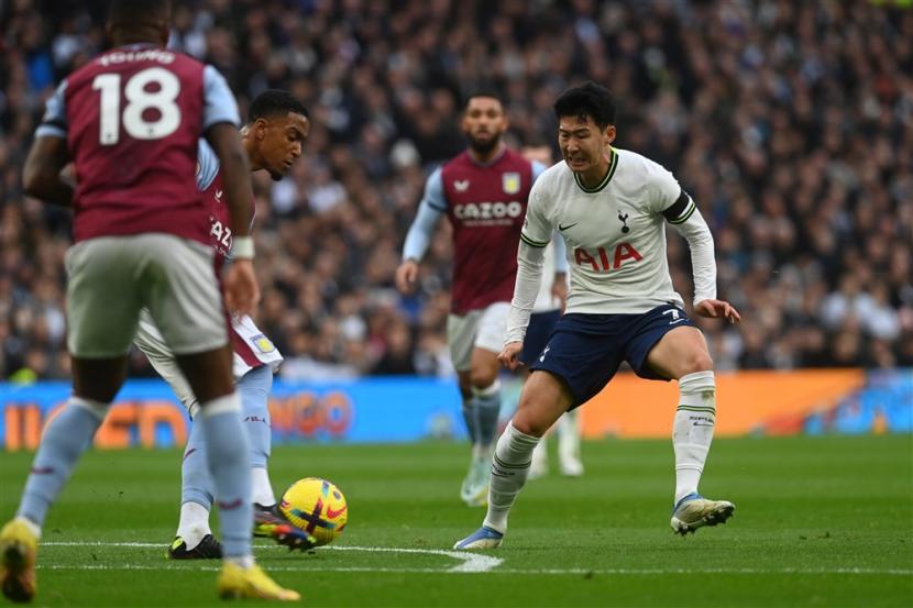 Penyerang Tottenham Hotspur Son Heung-min (kanan) beruaha merebut bola dari pemain Aston Villa dalam pertandingan Liga Primer Inggris.