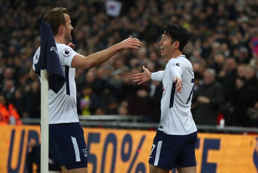 Penyerang Tottenham Hotspur Son Heung-min (kanan) merayakan golnya ke gawang Everton bersama Harry Kane.