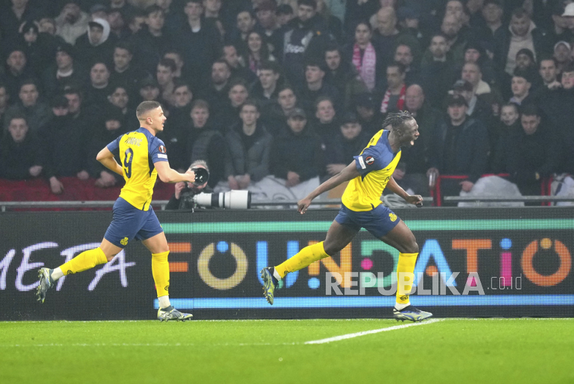 Penyerang Union Saint-Gilloise Promise David (kanan) merayakan gol.