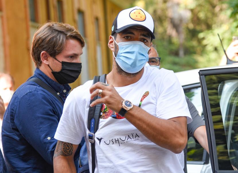 Penyerang Uruguay Barcelona Luis Suarez tiba di Universitas Perugia di Perugia, Italia, 17 September 2020. Menurut media Italia, Suarez mengikuti ujian bahasa Italia untuk mendapatkan paspor komunitas Eropa dan dengan demikian dapat menandatangani kontrak dengan Juventus FC.