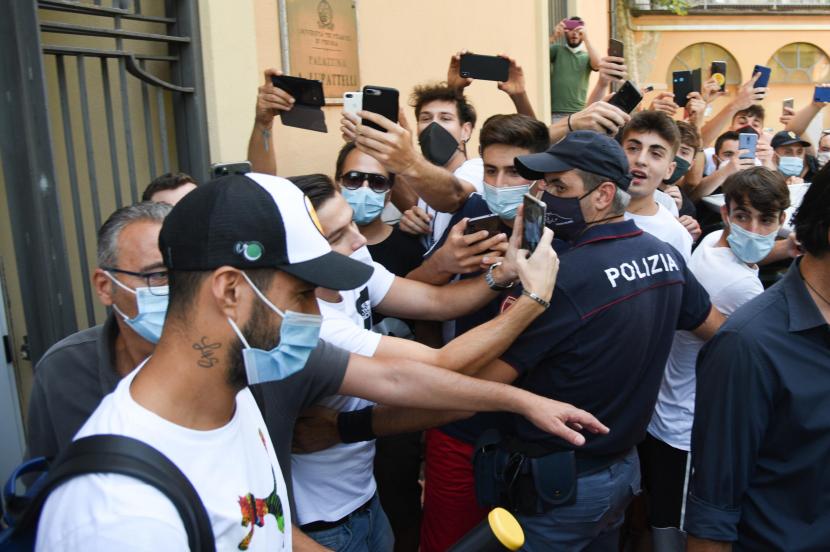 Penyerang Uruguay Barcelona Luis Suarez (kiri) meninggalkan Universitas Perugia di Perugia, Italia, 17 September 2020. Menurut media Italia, Suarez mengikuti ujian bahasa Italia untuk mendapatkan paspor komunitas Eropa dan dengan demikian dapat menandatangani kontrak dengan Juventus FC. 