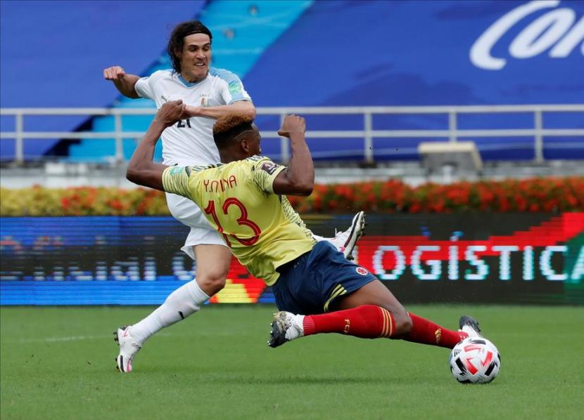 Penyerang Uruguay Edinson Cavani (kiri) menjebol gawang Kolombia dalam laga kualifikasi Piala Dunia 2022 zona Amerika Selatan.