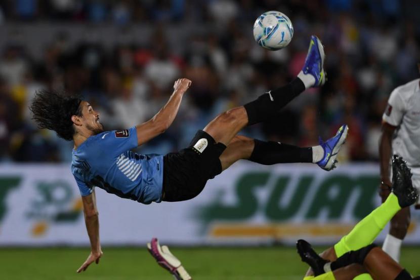 Penyerang Uruguay Edinson Cavani melepaskan tendangan akrobatik untuk menjebol gawang Venezuela dalam laga kualifikasi Piala Dunia 2022 zona Conmebol yang berlangsung di Stadion Centenario, Montevideo, Uruguay, Rabu (2/2/2022).
