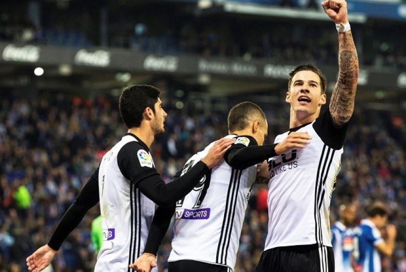 Penyerang Valencia, Santi Mina (kanan) saat merayakan golnya ke gawang Espanyol
