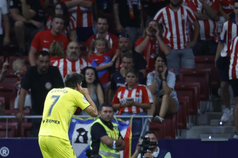 Penyerang Villarrea Gerard Moreno merayakan golnya di depan tribun pendukung Atletico Madrid.