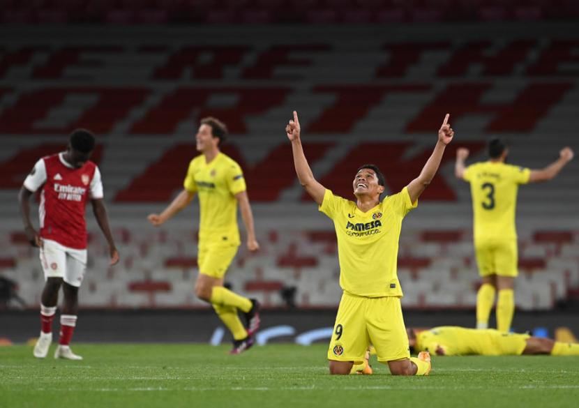 Penyerang Villarreal Carlos Bacca merayakan keberhasilan lolos ke final Liga Europa menyingkirkan Arsenal.