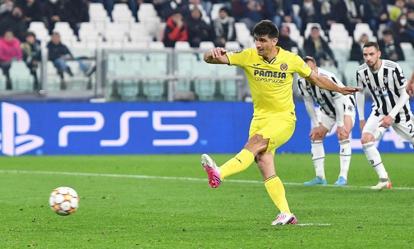 Penyerang Villarreal Gerard Moreno mengeksekusi penalti ke gawang Juventus.
